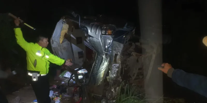 Mobil travel Elf ringsek setelah terjun ke jurang di Majalengka menewaskan enam pemudik pada arus balik Lebaran 2026. (Posnews/Ist)