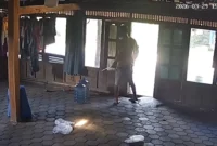 ODGJ Ngamuk di Sengonwetan, Warga Jadi Korban. (Posnews/Ist)