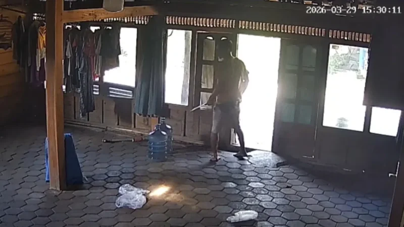 ODGJ Ngamuk di Sengonwetan, Warga Jadi Korban. (Posnews/Ist)