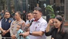 OJK Tetapkan 2 Tersangka Kasus Pasar Modal Rp14,5 Triliun, 2 Miliar Saham Dibekukan. (Posnews/OJK)