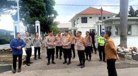 Wakapolda Jawa Barat memimpin razia kendaraan truk sumbu tiga di Jalan Raya Rancaekek Km 24,5, Kabupaten Sumedang, dalam rangka pengamanan arus mudik Lebaran 2026. (Posnews/Ist)