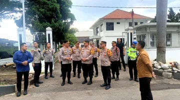Wakapolda Jawa Barat memimpin razia kendaraan truk sumbu tiga di Jalan Raya Rancaekek Km 24,5, Kabupaten Sumedang, dalam rangka pengamanan arus mudik Lebaran 2026. (Posnews/Ist)