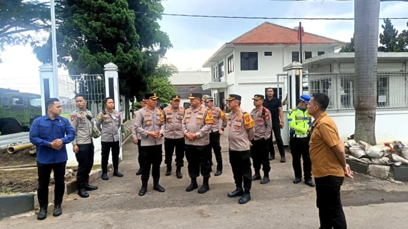 Wakapolda Jawa Barat memimpin razia kendaraan truk sumbu tiga di Jalan Raya Rancaekek Km 24,5, Kabupaten Sumedang, dalam rangka pengamanan arus mudik Lebaran 2026. (Posnews/Ist)