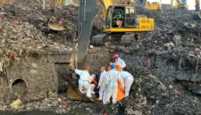 Proses pencarian korban longsor TPST Bantargebang oleh Tim SAR menggunakan ekskavator dan drone thermal di Bekasi. (Posnews/Ist)