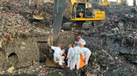 Proses pencarian korban longsor TPST Bantargebang oleh Tim SAR menggunakan ekskavator dan drone thermal di Bekasi. (Posnews/Ist)