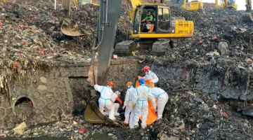 Proses pencarian korban longsor TPST Bantargebang oleh Tim SAR menggunakan ekskavator dan drone thermal di Bekasi. (Posnews/Ist)