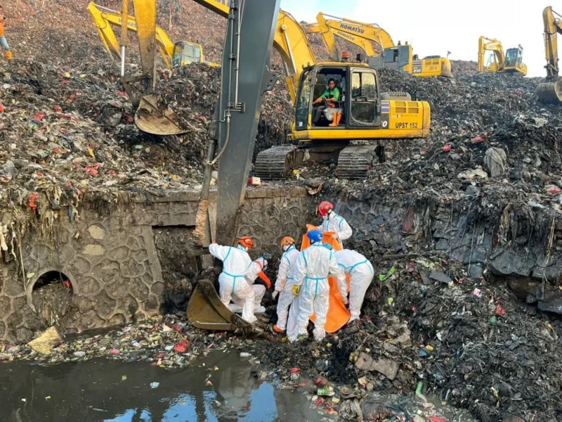 Proses pencarian korban longsor TPST Bantargebang oleh Tim SAR menggunakan ekskavator dan drone thermal di Bekasi. (Posnews/Ist)