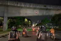 Polisi dari Polda Metro Jaya mengamankan senjata tajam celurit saat menggagalkan rencana tawuran sekelompok pemuda di kawasan Muara Baru, Jakarta Utara pada patroli dini hari. (Posnews/Ist)