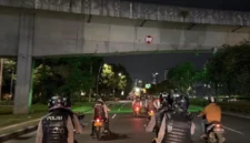 Polisi dari Polda Metro Jaya mengamankan senjata tajam celurit saat menggagalkan rencana tawuran sekelompok pemuda di kawasan Muara Baru, Jakarta Utara pada patroli dini hari. (Posnews/Ist)
