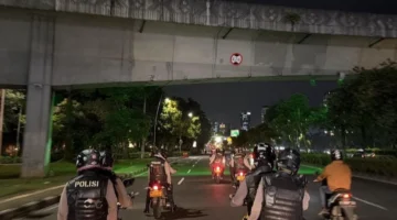 Polisi dari Polda Metro Jaya mengamankan senjata tajam celurit saat menggagalkan rencana tawuran sekelompok pemuda di kawasan Muara Baru, Jakarta Utara pada patroli dini hari. (Posnews/Ist)