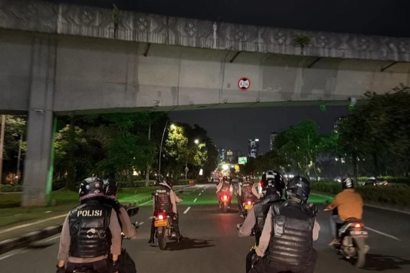 Polisi dari Polda Metro Jaya mengamankan senjata tajam celurit saat menggagalkan rencana tawuran sekelompok pemuda di kawasan Muara Baru, Jakarta Utara pada patroli dini hari. (Posnews/Ist)
