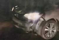 Pelaku begal bersenjata celurit di Bekasi tersungkur setelah ditabrak mobil suami korban saat mencoba merampas motor wanita. (Posnews/Ist)