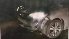 Pelaku begal bersenjata celurit di Bekasi tersungkur setelah ditabrak mobil suami korban saat mencoba merampas motor wanita. (Posnews/Ist)