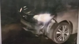 Pelaku begal bersenjata celurit di Bekasi tersungkur setelah ditabrak mobil suami korban saat mencoba merampas motor wanita. (Posnews/Ist)