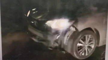 Pelaku begal bersenjata celurit di Bekasi tersungkur setelah ditabrak mobil suami korban saat mencoba merampas motor wanita. (Posnews/Ist)