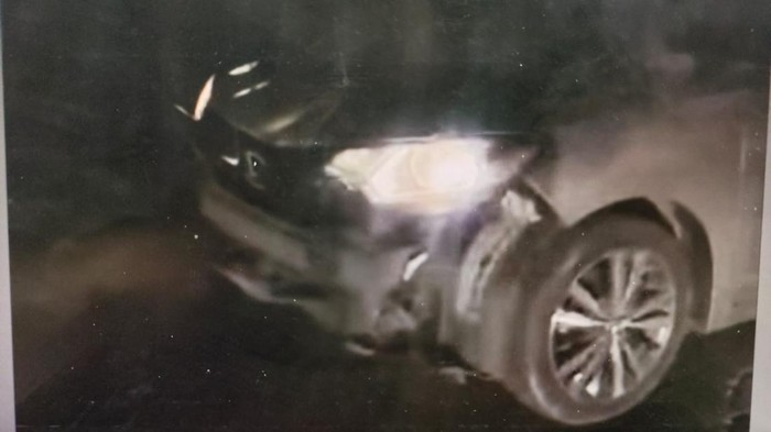 Pelaku begal bersenjata celurit di Bekasi tersungkur setelah ditabrak mobil suami korban saat mencoba merampas motor wanita. (Posnews/Ist)