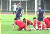 Pelatih Timnas Indonesia John Herdman memberikan instruksi jelang laga final melawan Bulgaria di Stadion GBK. (Posnews/Ist)
