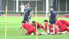 Pelatih Timnas Indonesia John Herdman memberikan instruksi jelang laga final melawan Bulgaria di Stadion GBK. (Posnews/Ist)
