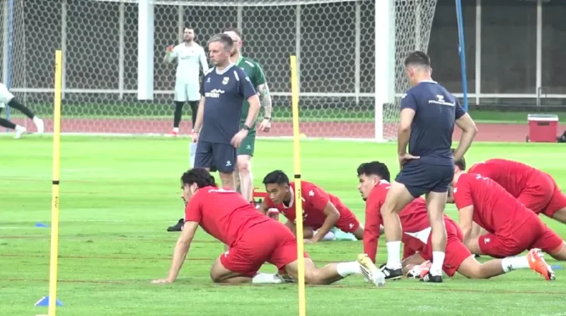 Pelatih Timnas Indonesia John Herdman memberikan instruksi jelang laga final melawan Bulgaria di Stadion GBK. (Posnews/Ist)