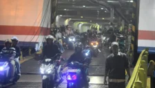 Ribuan pemudik sepeda motor mengantre di buffer zone Pelabuhan Bakauheni Lampung Selatan saat arus balik Lebaran 2026 menuju Pulau Jawa. (Posnews/Net)