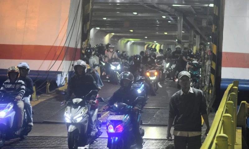 Ribuan pemudik sepeda motor mengantre di buffer zone Pelabuhan Bakauheni Lampung Selatan saat arus balik Lebaran 2026 menuju Pulau Jawa. (Posnews/Net)