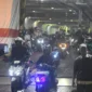 Ribuan pemudik sepeda motor mengantre di buffer zone Pelabuhan Bakauheni Lampung Selatan saat arus balik Lebaran 2026 menuju Pulau Jawa. (Posnews/Net)