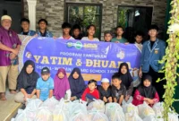 Penyerahan simbolis bantuan bakti sosial Ramadan di Al-Wildan Islamic School 3 BSD City. (Posnews/Ist)