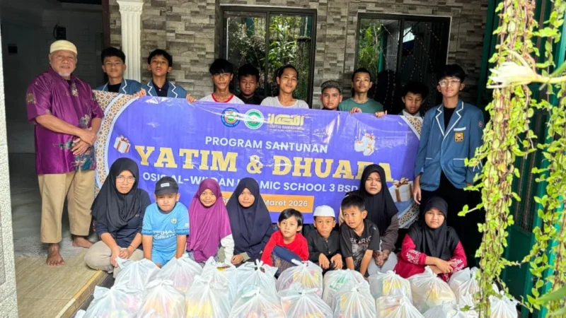 Penyerahan simbolis bantuan bakti sosial Ramadan di Al-Wildan Islamic School 3 BSD City. (Posnews/Ist)