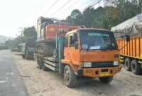 Petugas Polda Sumut mengamankan dua ekskavator yang diduga akan digunakan untuk tambang emas ilegal di Kecamatan Siabu, Mandailing Natal. (Posnews/Ist)