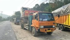 Petugas Polda Sumut mengamankan dua ekskavator yang diduga akan digunakan untuk tambang emas ilegal di Kecamatan Siabu, Mandailing Natal. (Posnews/Ist)