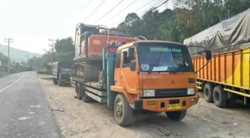 Petugas Polda Sumut mengamankan dua ekskavator yang diduga akan digunakan untuk tambang emas ilegal di Kecamatan Siabu, Mandailing Natal. (Posnews/Ist)