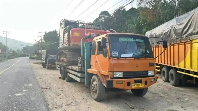 Petugas Polda Sumut mengamankan dua ekskavator yang diduga akan digunakan untuk tambang emas ilegal di Kecamatan Siabu, Mandailing Natal. (Posnews/Ist)