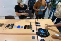 Petugas Satgas Operasi Damai Cartenz 2026 mengamankan terduga penyebar propaganda KKB di Mimika, Papua. (Posnews/Ist)