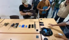 Petugas Satgas Operasi Damai Cartenz 2026 mengamankan terduga penyebar propaganda KKB di Mimika, Papua. (Posnews/Ist)