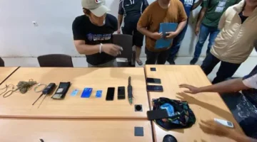 Petugas Satgas Operasi Damai Cartenz 2026 mengamankan terduga penyebar propaganda KKB di Mimika, Papua. (Posnews/Ist)