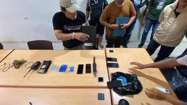 Petugas Satgas Operasi Damai Cartenz 2026 mengamankan terduga penyebar propaganda KKB di Mimika, Papua. (Posnews/Ist)