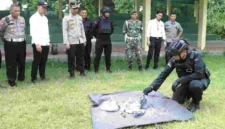 Petugas Densus 88 menunjukkan barang bukti bubuk petasan dan handphone usai menangkap dua pemuda di Surabaya terkait penjualan mesiu ilegal. (Posnews/Ist)