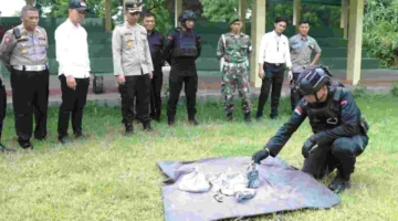 Petugas Densus 88 menunjukkan barang bukti bubuk petasan dan handphone usai menangkap dua pemuda di Surabaya terkait penjualan mesiu ilegal. (Posnews/Ist)