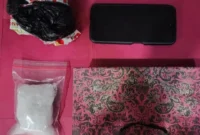 Petugas Polda Metro Jaya menunjukkan barang bukti sabu 102,2 gram yang disita dari pelaku di Grogol Jakarta Barat. Posnews/Ist)