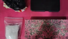 Petugas Polda Metro Jaya menunjukkan barang bukti sabu 102,2 gram yang disita dari pelaku di Grogol Jakarta Barat. Posnews/Ist)