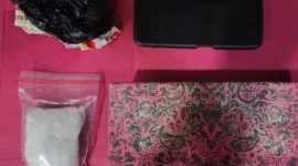 Petugas Polda Metro Jaya menunjukkan barang bukti sabu 102,2 gram yang disita dari pelaku di Grogol Jakarta Barat. Posnews/Ist)