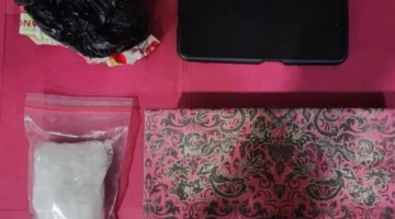 Petugas Polda Metro Jaya menunjukkan barang bukti sabu 102,2 gram yang disita dari pelaku di Grogol Jakarta Barat. Posnews/Ist)