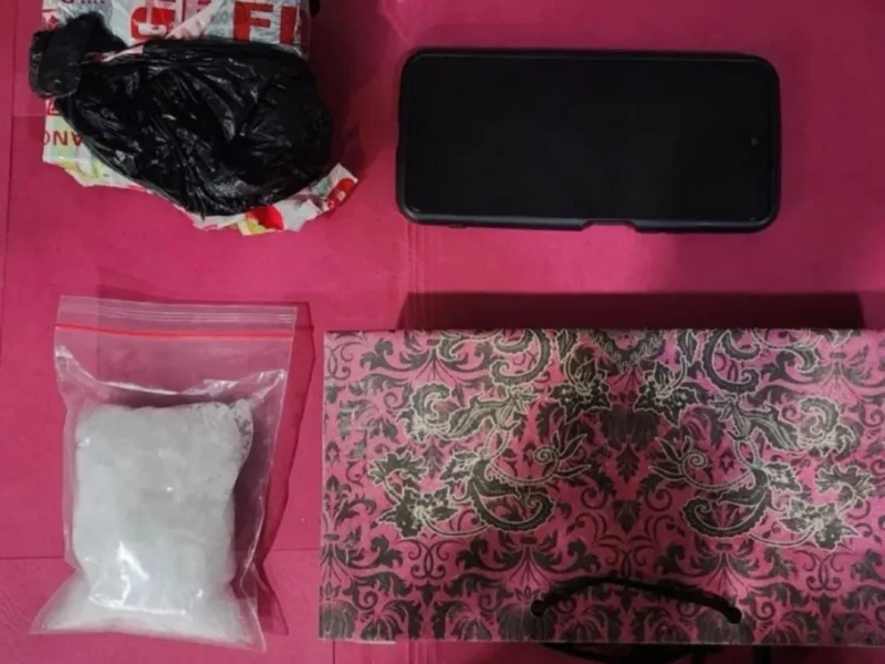 Petugas Polda Metro Jaya menunjukkan barang bukti sabu 102,2 gram yang disita dari pelaku di Grogol Jakarta Barat. Posnews/Ist)