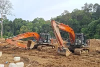 Petugas Polda Sumut menyita 14 ekskavator saat penggerebekan tambang emas ilegal di perbatasan Tapsel dan Mandailing Natal. (Posnews/Ist))