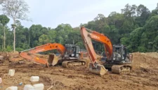 Petugas Polda Sumut menyita 14 ekskavator saat penggerebekan tambang emas ilegal di perbatasan Tapsel dan Mandailing Natal. (Posnews/Ist))