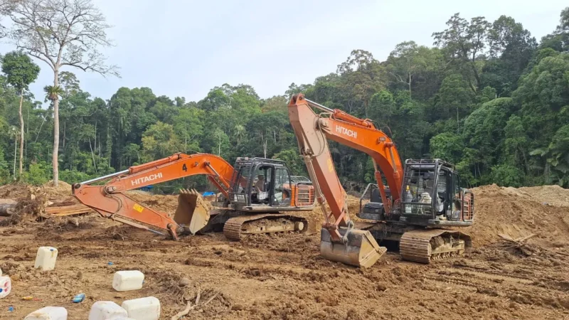 Petugas Polda Sumut menyita 14 ekskavator saat penggerebekan tambang emas ilegal di perbatasan Tapsel dan Mandailing Natal. (Posnews/Ist))