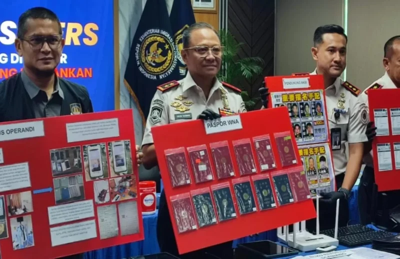 Petugas Imigrasi Bogor menunjukkan barang bukti sindikat scam online WN Jepang di Sentul City berupa seragam polisi palsu dan perangkat elektronik. (Posnews/Ist)