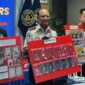 Petugas Imigrasi Bogor menunjukkan barang bukti sindikat scam online WN Jepang di Sentul City berupa seragam polisi palsu dan perangkat elektronik. (Posnews/Ist)