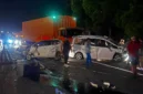 Petugas Jasa Marga mengevakuasi kendaraan dan korban kecelakaan beruntun di KM 93 Tol Cipularang arah Jakarta. (Posnews/Jasamarga)