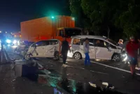 Petugas Jasa Marga mengevakuasi kendaraan dan korban kecelakaan beruntun di KM 93 Tol Cipularang arah Jakarta. (Posnews/Jasamarga)